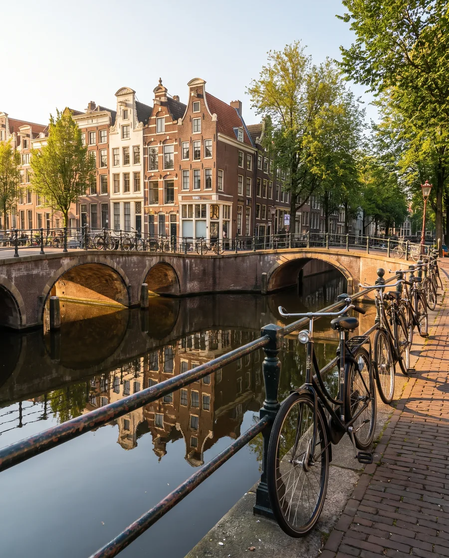Amsterdamse gracht met een brug en grachtenpanden, het werkgebied van Feitsma in Amsterdam