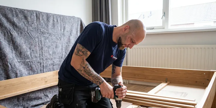 Bedframe wordt in elkaar gezet