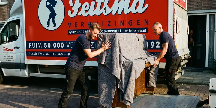 Piano in dekens op de laadklep