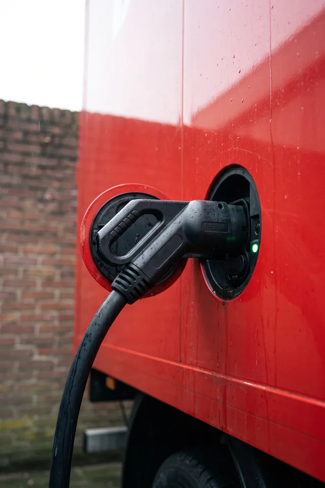Laadkabel aangesloten op de laadpoort van een elektrische bedrijfswagen