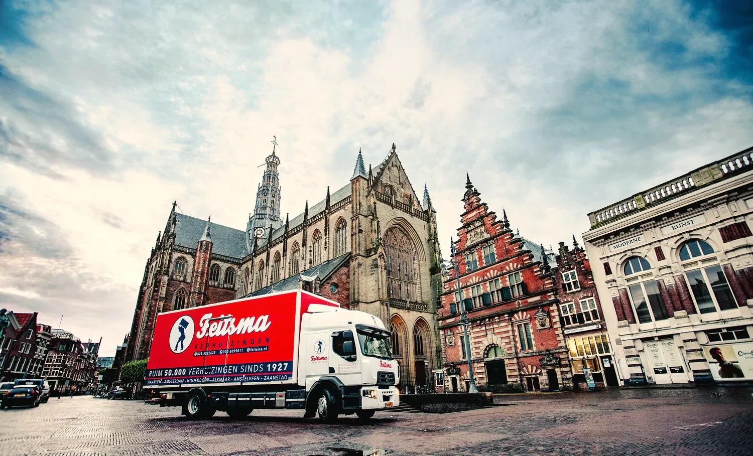 Verhuiswagen van Feitsma op de Grote Markt in Haarlem