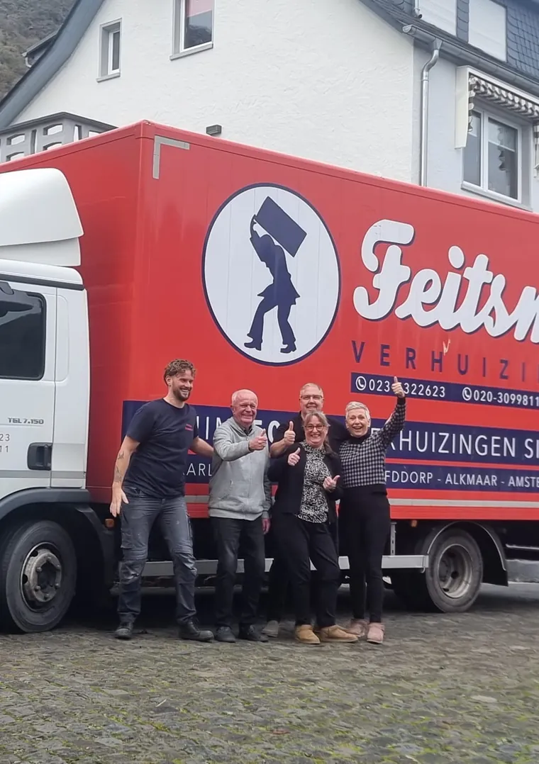 Verhuizer van Feitsma draagt een ingepakte doos naar binnen