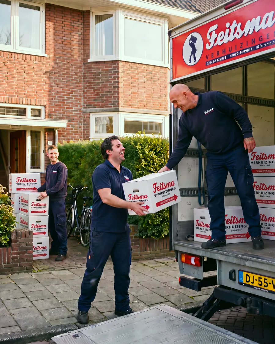 Verhuizers van Feitsma laden verhuisdozen in de wagen bij een verhuizing in Uithoorn
