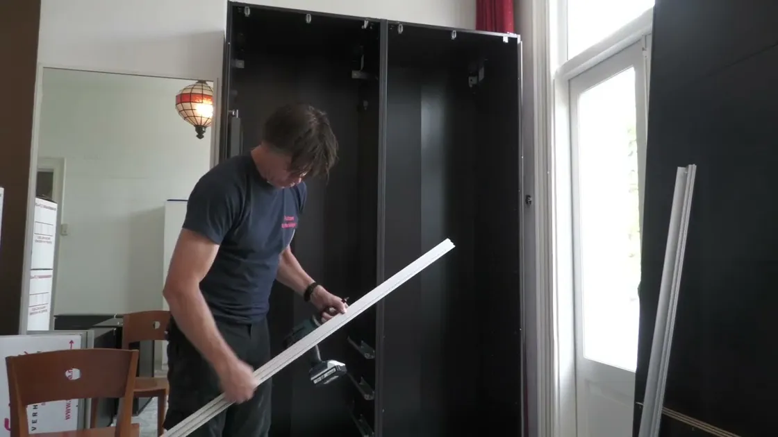 Beeld uit de instructievideo: IKEA Pax kast monteren